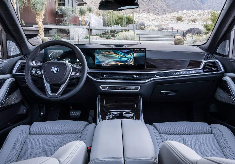 Abitacolo di automobile con infotainment e cockpit